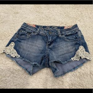 Low-rise Jean Shorts with lace